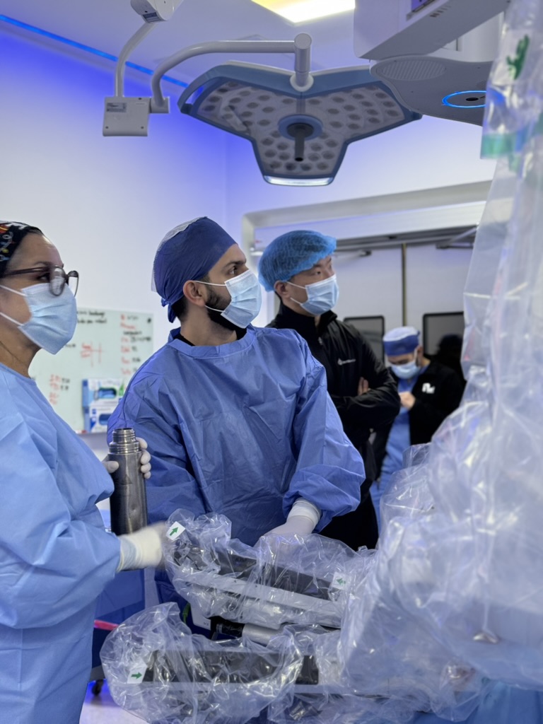 Dr. Jorge Bravo en quirófano con sistema de cirugía robótica